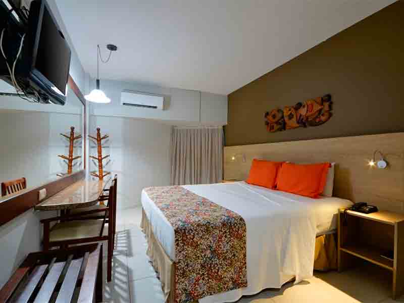 Quarto do Littoral Hotel, dica entre os hotéis em João Pessoa, com cama de casal, TV e ar-condicionado