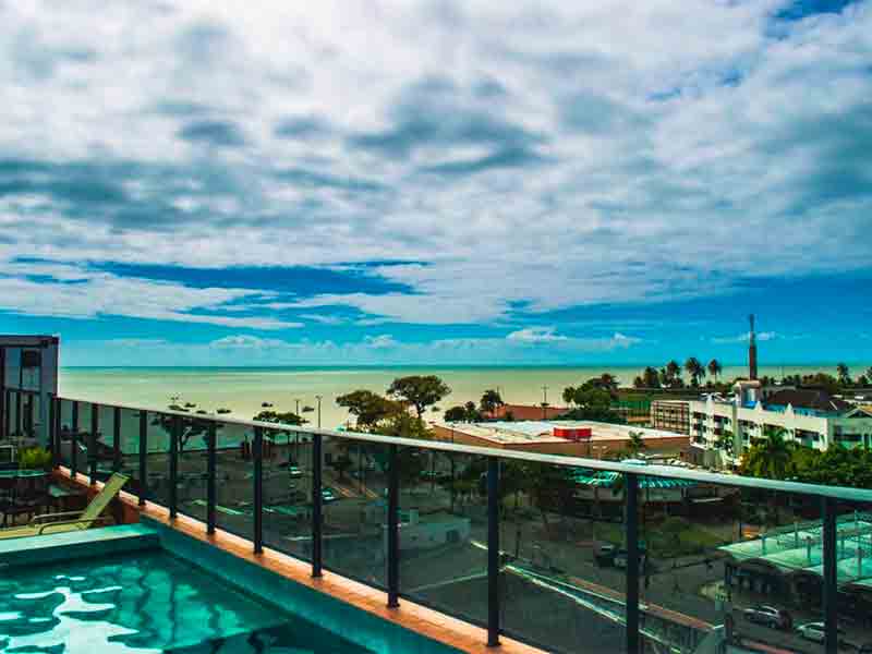 Piscina na cobertura com vista para a praia no Nord Easy Connect, dica de hotel em João Pessoa