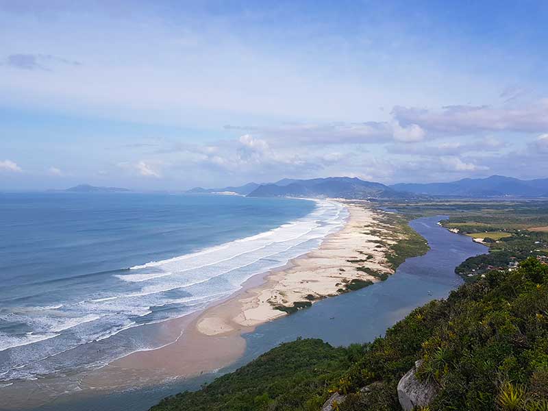 Vista do alto da Pedra do Urubu, na Guarda do Embaú