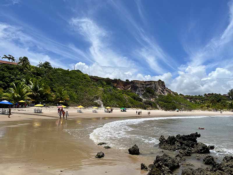 Barracas perto das falésias na Praia de Tabatinga