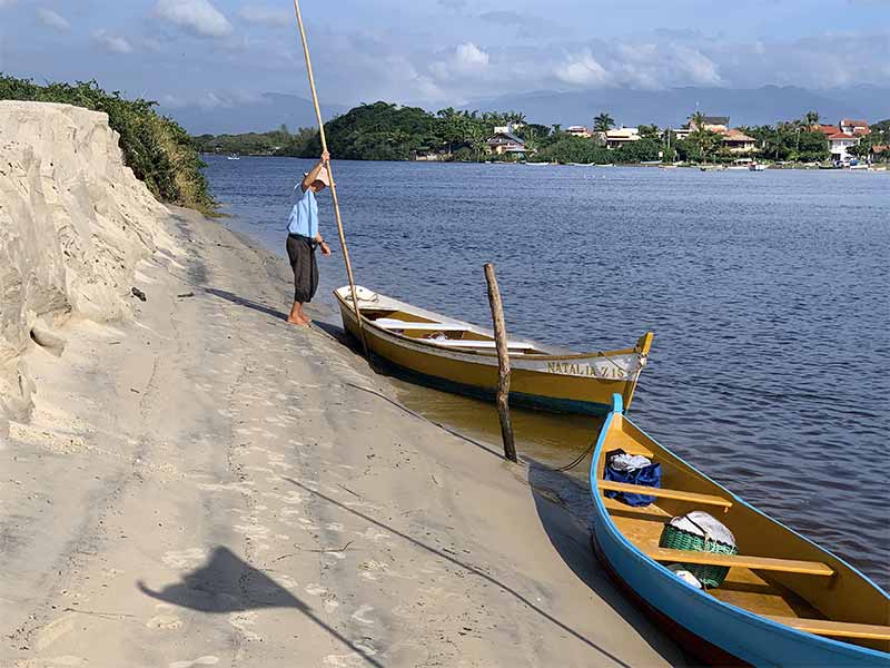 Barqueiro no Rio da Madre na Guarda do Embaú