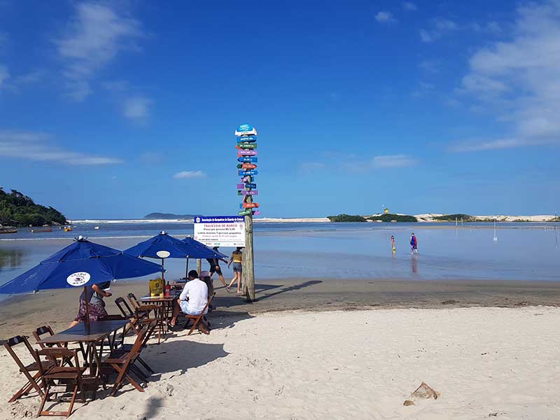 Mesas na areia da praia do Rio da Madre