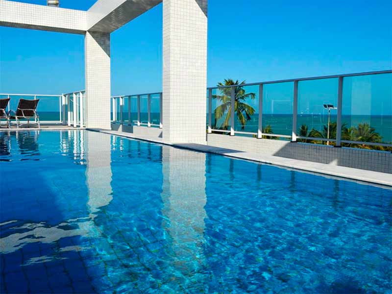 Piscina vazia em dia de céu azul do Val Atlantica, hotel em João Pessoa