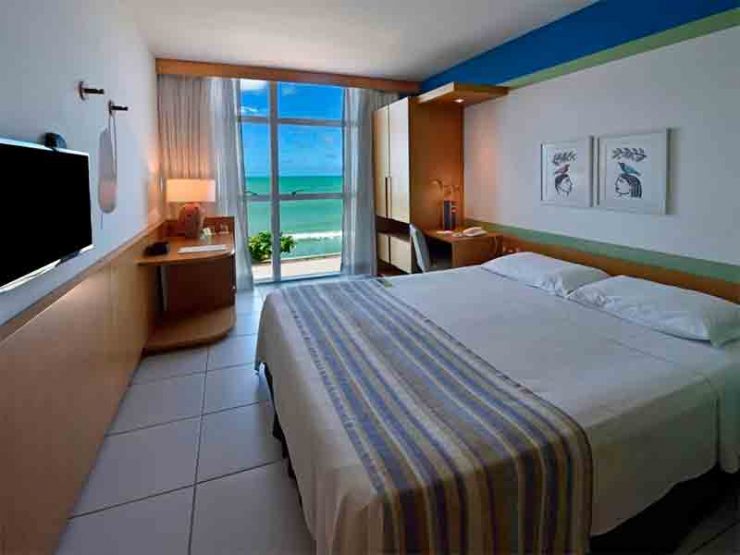 Quarto do Verdegreen, dica de hotel em João Pessoa, com cama de casal e vista para a praia