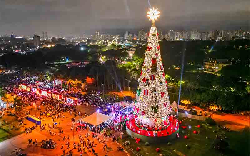 Vista aérea da Árvore de Natal de SP 2022, no Parque Villa-Lobos, durante a inauguração