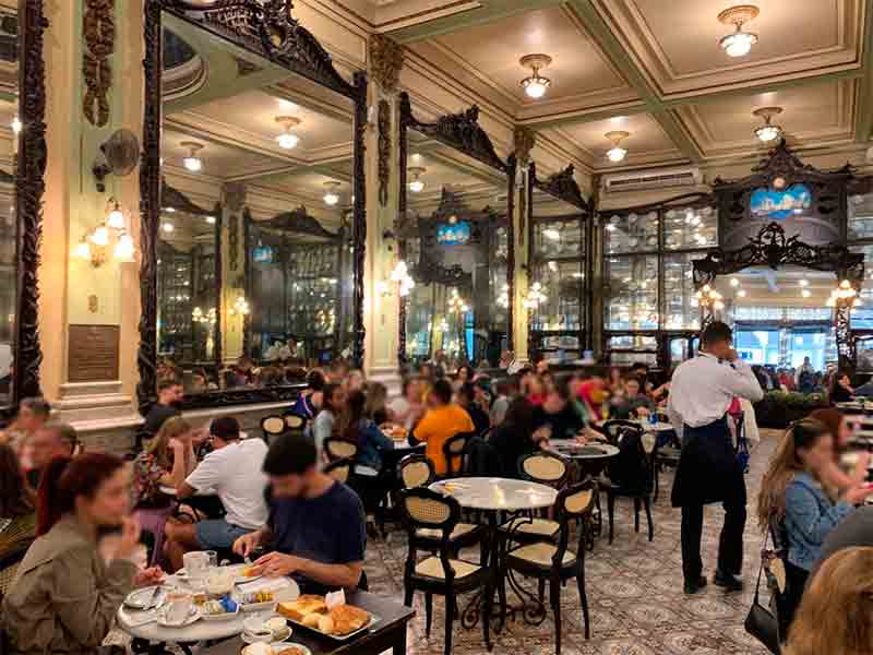 Pessoas comem e bebem em café no Rio de Janeiro