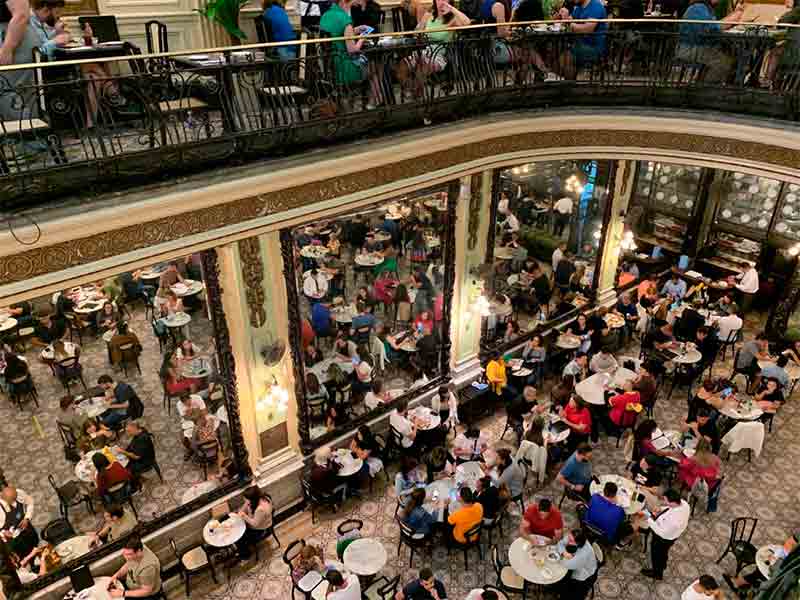 Confeitaria Colombo do centro do Rio lotada com pessoas ocupando todas as mesas do térreo