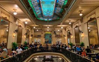 Pessoas comem e tomam café no segundo andar da Confeitaria Colombo do centro