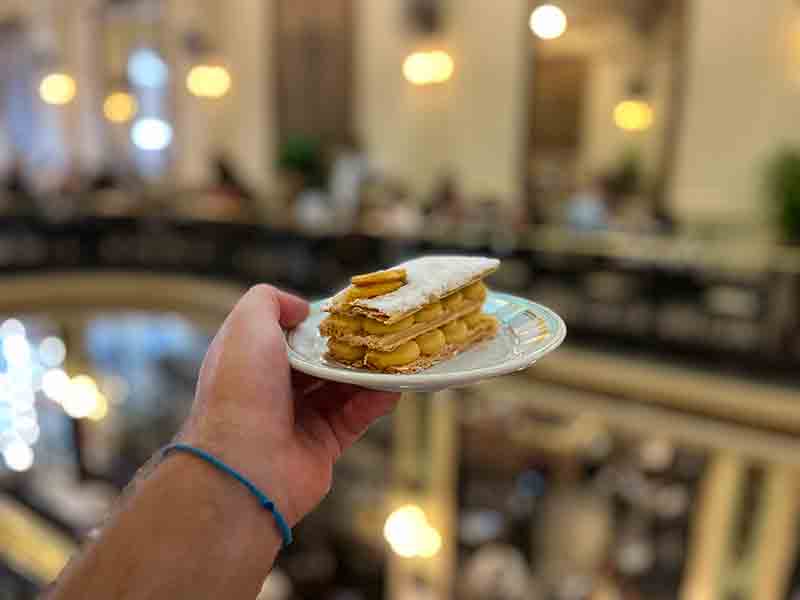 Homem segura mil folhas de doce de leite no salão da Confeitaria Colombo, no Rio de Janeiro