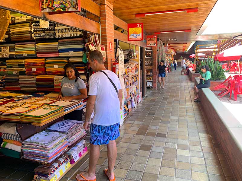 Homem observa produtos no MAP (Mercado do Artesanato Paraíbano), dica de o que fazer em João Pessoa