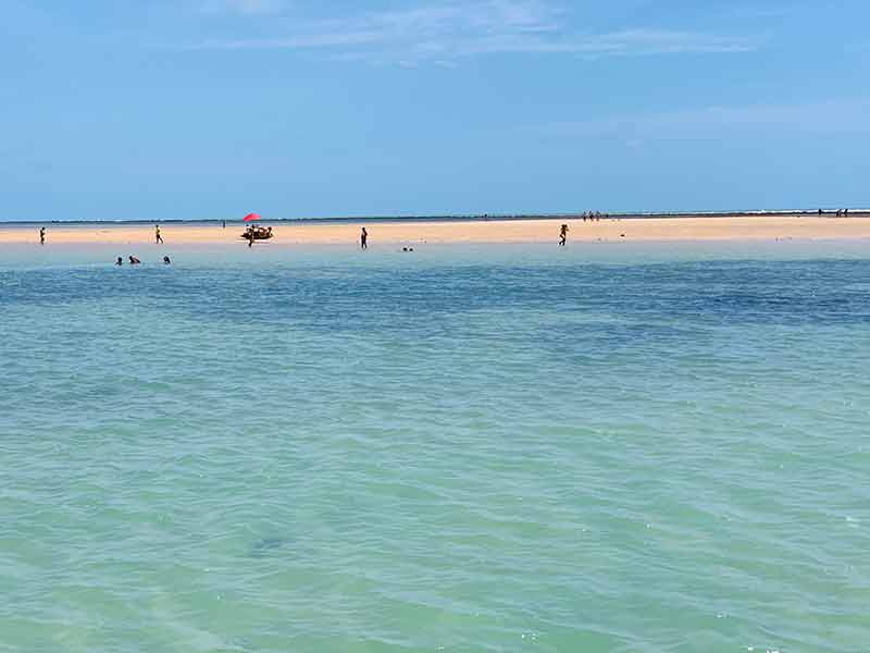 Água azul e banco de areia da Areia Vermelha, dica de o que fazer em João Pessoa, na Paraíba