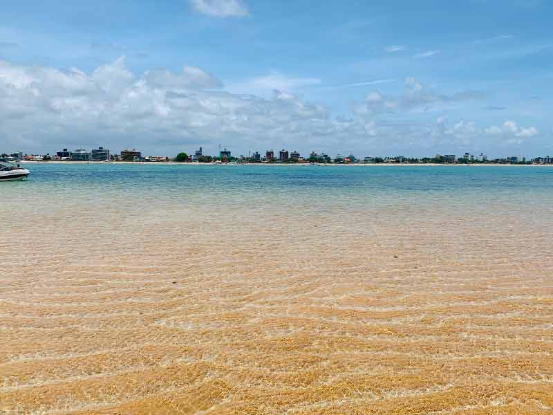 Água clara, calma e vazia da Areia Vermelha, uma das praias de João Pessoa