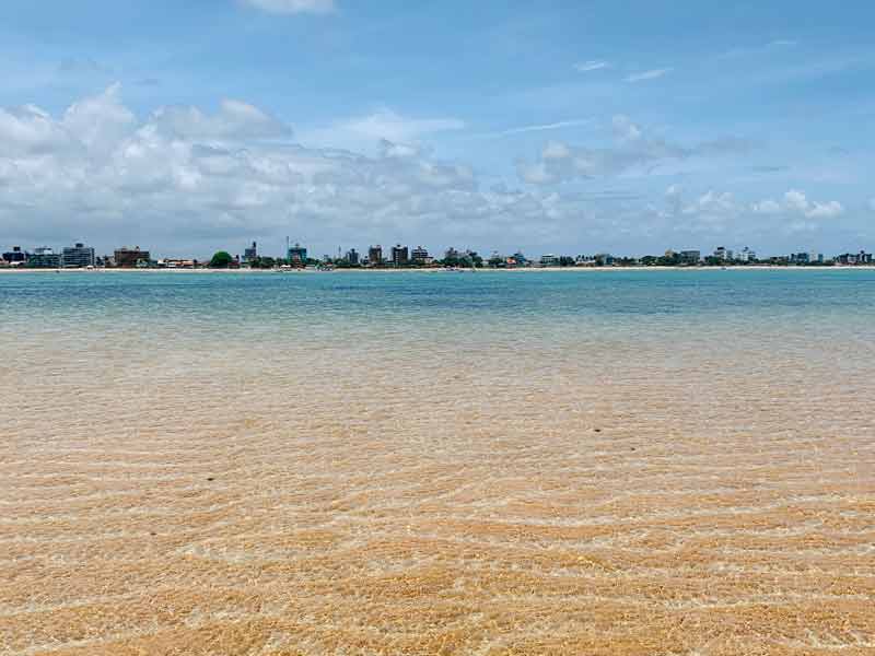 Mar claro e calmo da ilha da Areia Vermelha