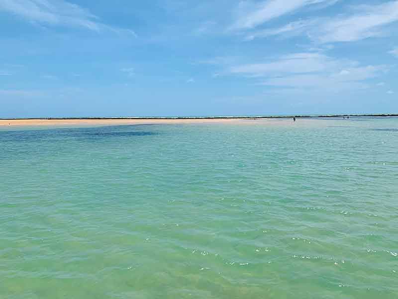 Mar esverdeado em frente ao banco de areia da Areia Vermelha, em João Pessoa