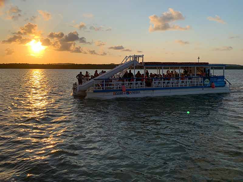 Embarcação navega em Cabedelo, perto de João Pessoa