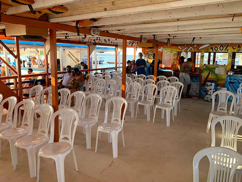 Cadeiras dispostas dentro de barco da 100% Lazer em Cabedelo, perto de João Pessoa