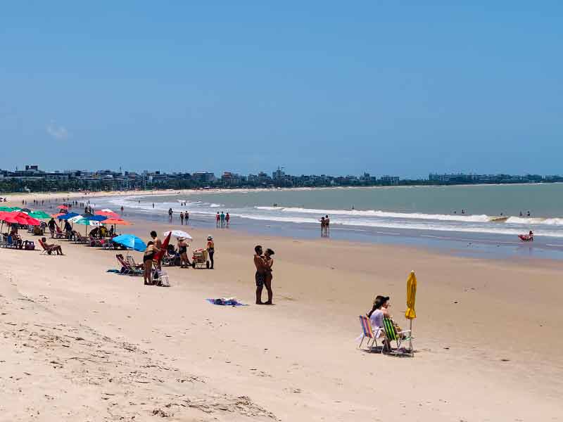 Pessoas aproveitam dia de praia no Bessa, em João Pessoa