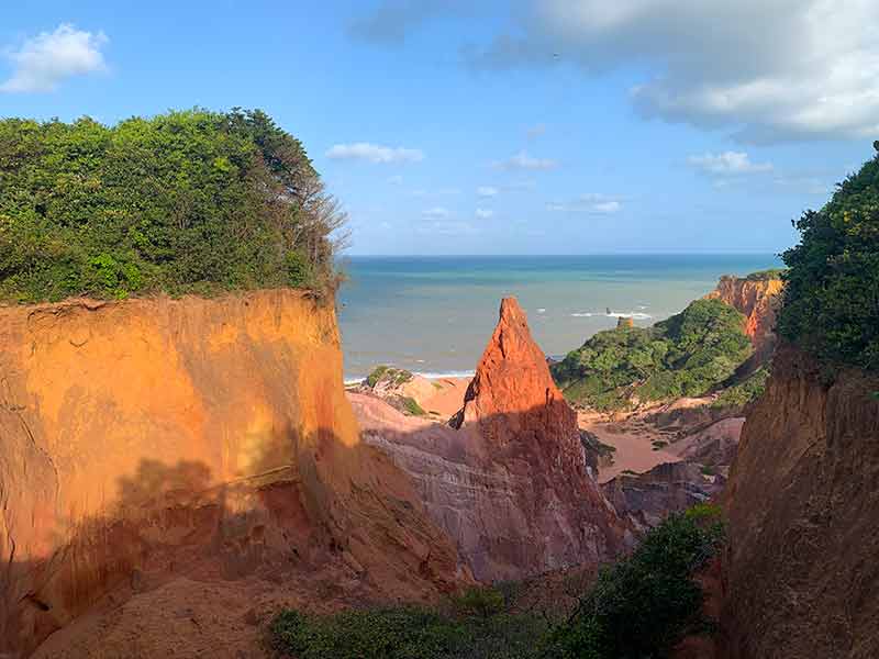 Sol batendo no Mirante Castelo da Princesa com mar ao fundo