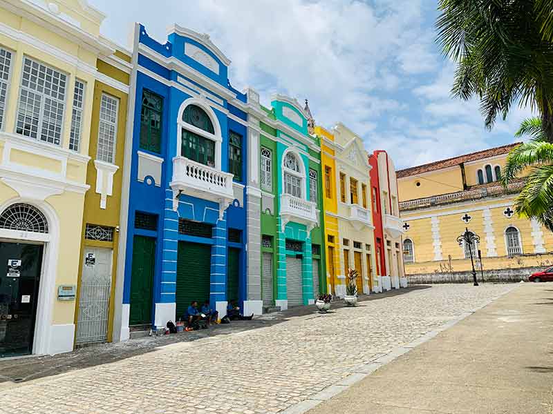 Casas coloridas da Praça Antenor Navarro, dica de o que fazer em João Pessoa
