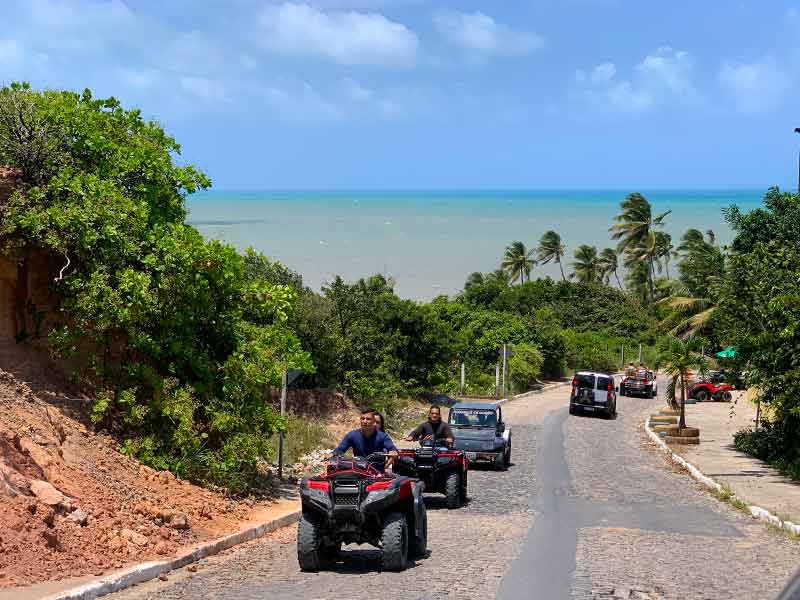 Buggy subindo na ladeira que leva à praia de Coqueirinho, no Conde