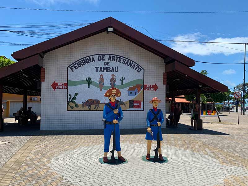 Entrada da Feirinha de Artesanato de Tambaú com Lampião e Maria Bonita