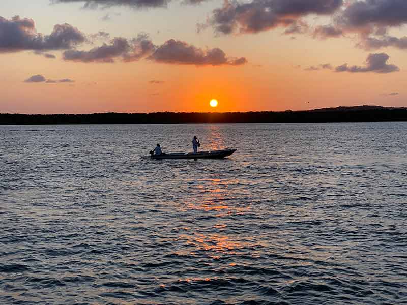 Jurandy do Sax tocando Bolero de Ravel em seu barquinho no pôr do sol da Praia do Jacaré, ponto turístico de João Pessoa