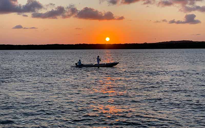 Jurandy do Sax tocando Bolero de Ravel em seu barquinho durante o pôr do sol do Jacaré