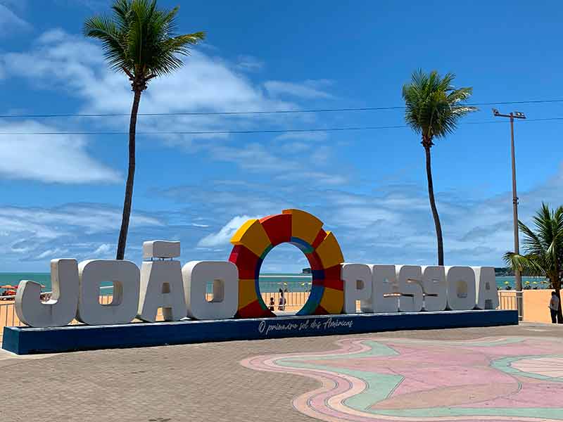 Letreiro de João Pessoa em frente às praias de Tambaú e Cabo Branco