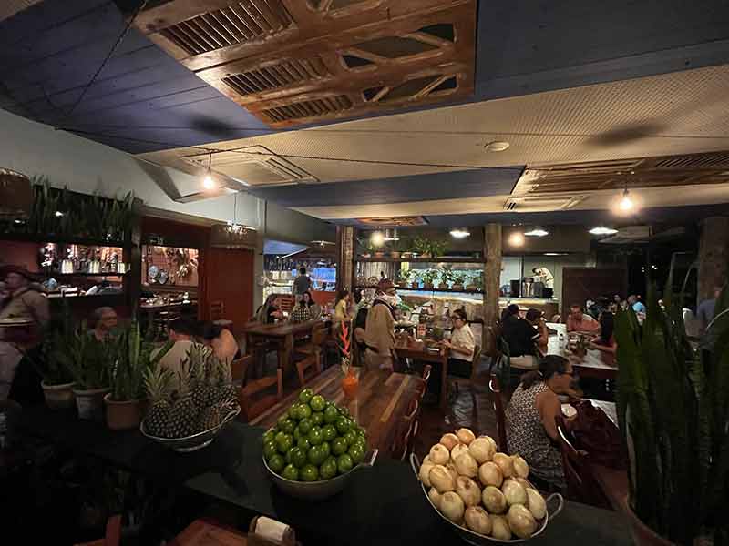 Pessoas sentadas nas mesas do Mangai, em João Pessoa