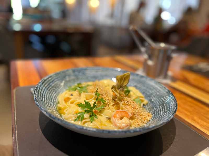 Macarrão com camarões do restaurante Nau, dica do que fazer em João Pessoa