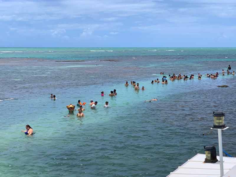 Pessoas fazem fila para visitar as Piscinas Naturais de Picãozinho, em João Pessoas