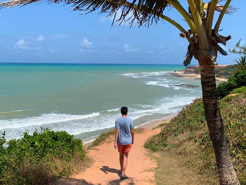 Homem caminha em mirante da Praia do Amor, em Pipa, RN
