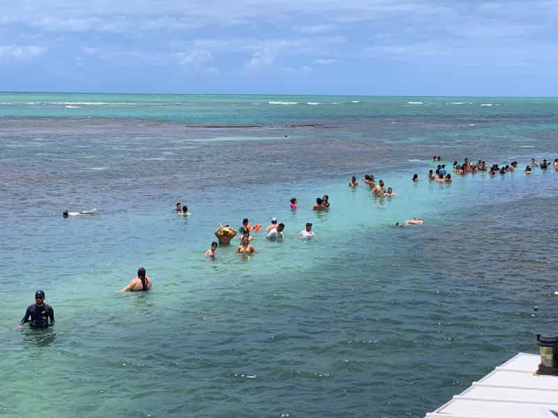 Pessoas indo às Piscinas Naturais de Picãozinho