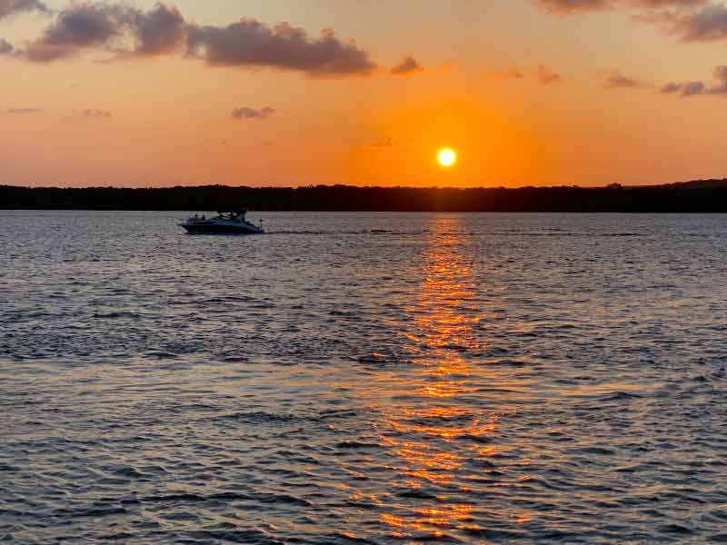 Barco navega durante o pôr do sol do Jacaré, em Cabedelo, perto de João Pessoa