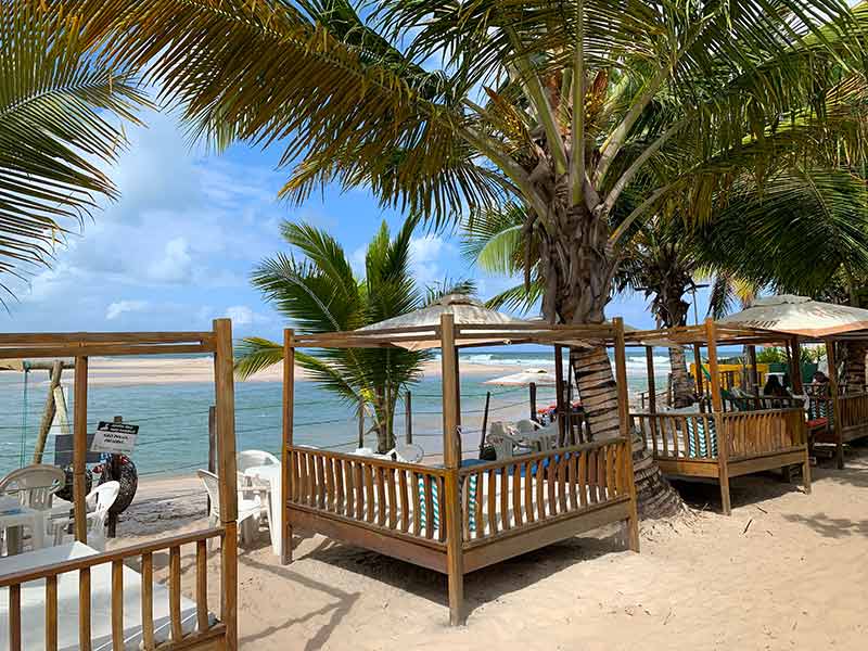 Gazebos em frente à Praia Bela, na Paraíba