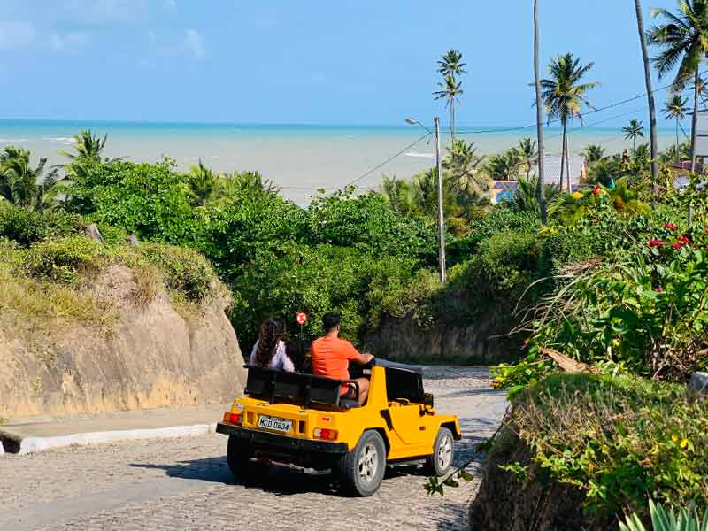 Buggy descendo ladeira em passeio perto de João Pessoa