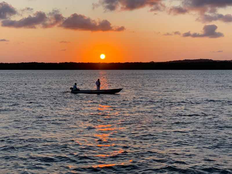 Jurandy do Sax em seu barquinho no pôr do sol do Jacaré, uma das praias de João Pessoa, na Paraíba