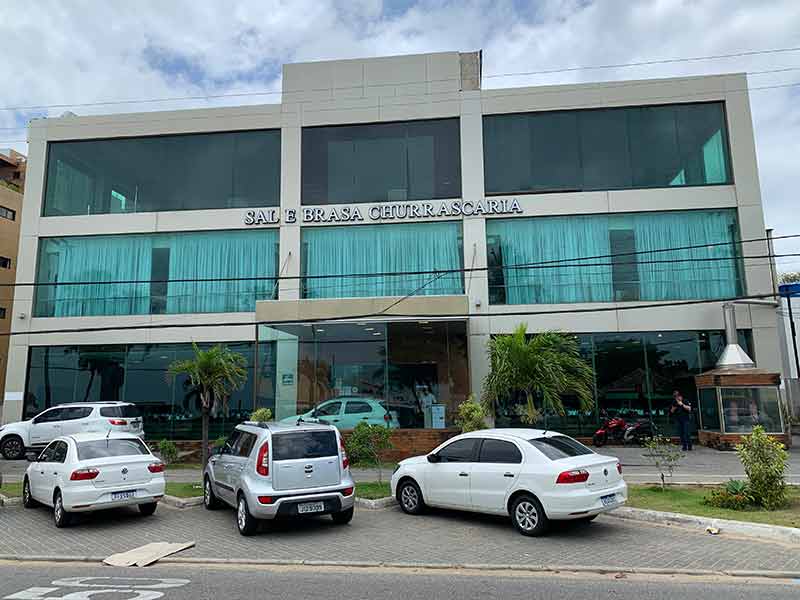 Entrada da churrascaria Sal e Brasa, em João Pessoa, com carros parados na frente