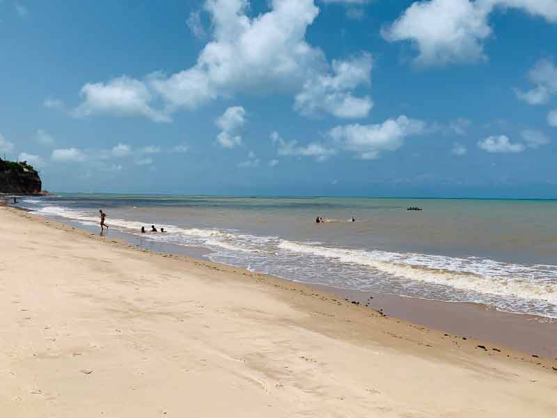 Poucas pessoas no mar da Ponta do Seixas