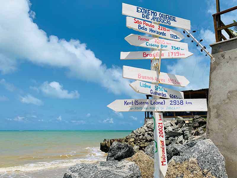 Placa na Ponta do Seixas, praia em João Pessoa, mostra distância para outras cidades