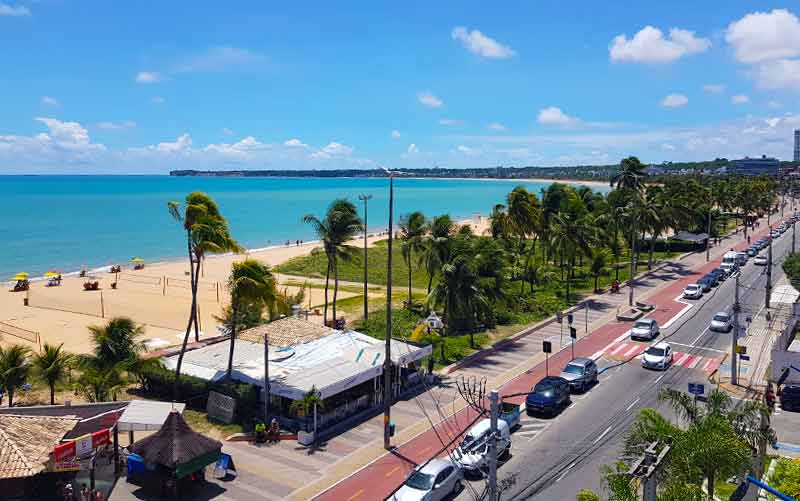 Vista de cima da orla de Tambaú, uma das praias de João Pessoa, em dia de céu azul