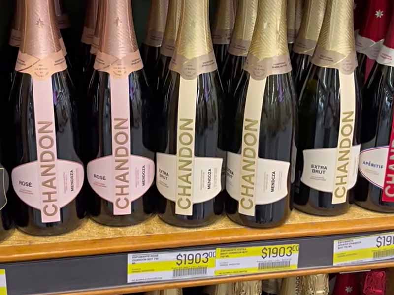 Garrafas de espumante Chandon em gôndola de mercado na Argentina