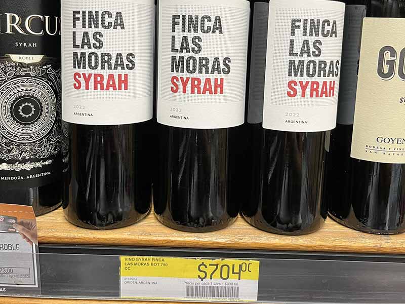 Garrafa de vinho em supermercado, um dos melhores lugares pra comprar vinho em Buenos Aires