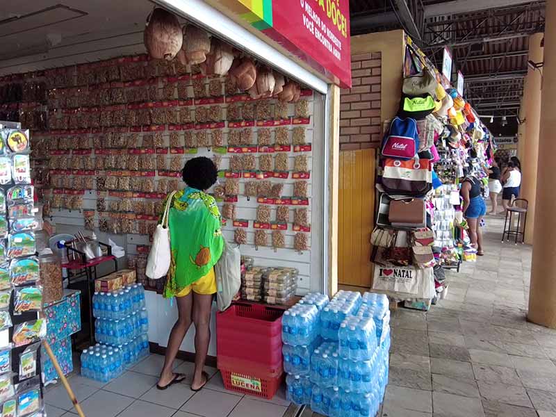 Mulher compra castanhas no Centro de Artesanato em Natal da Praia dos Artistas