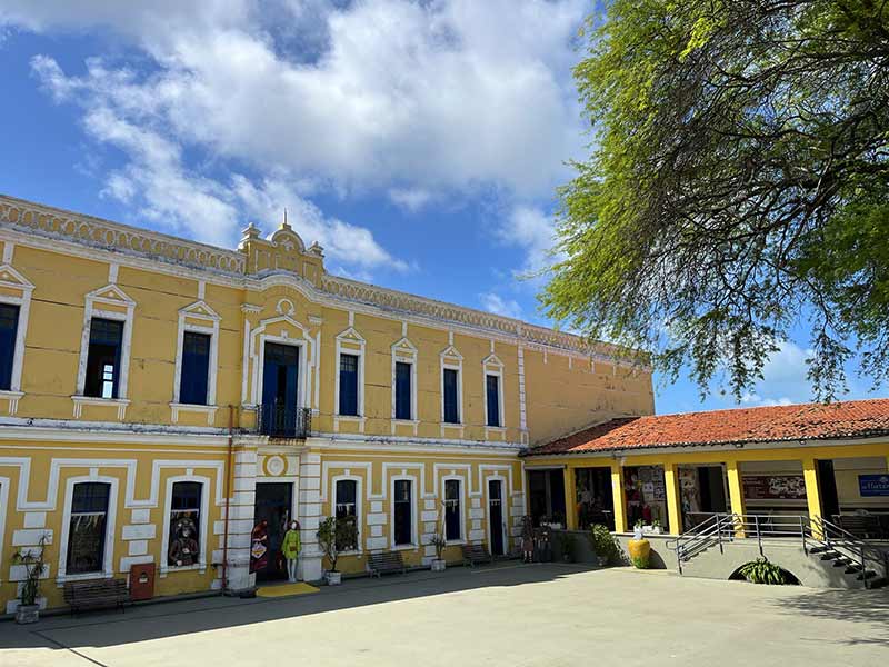 Fachada amarela em dia de sol do Centro de Turismo de Natal