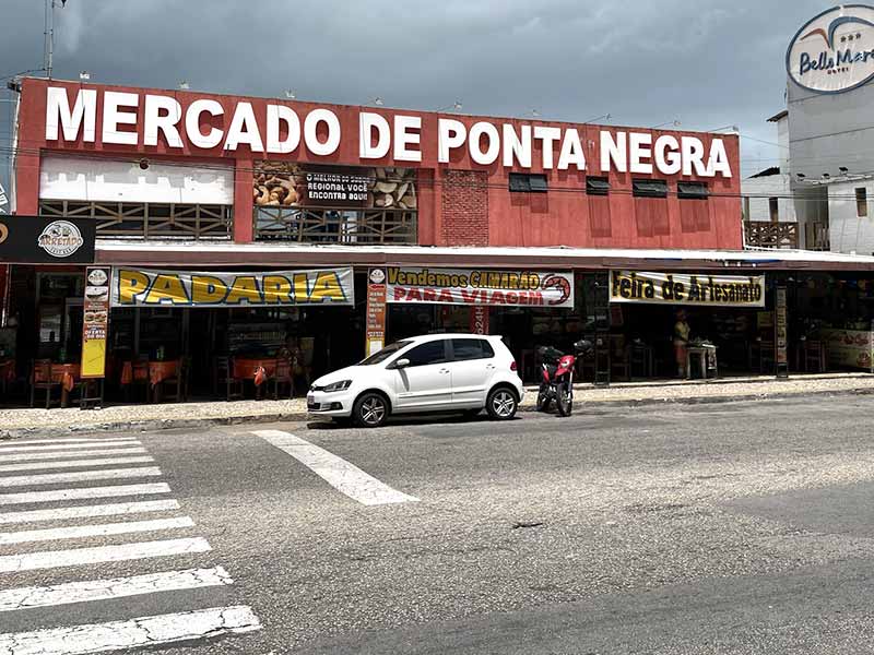 Fachada do Mercado de Ponta Negra, local para comprar artesanato em Natal