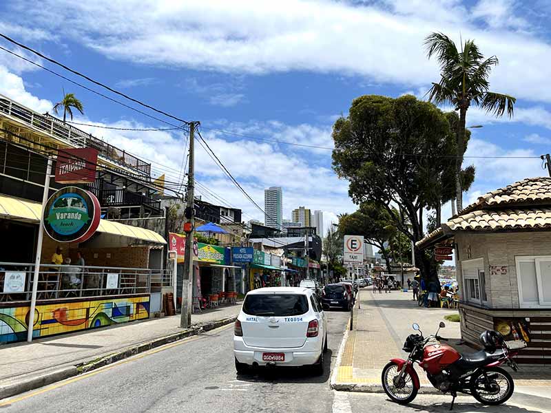 Carro e lojas na orla de Ponta Negra