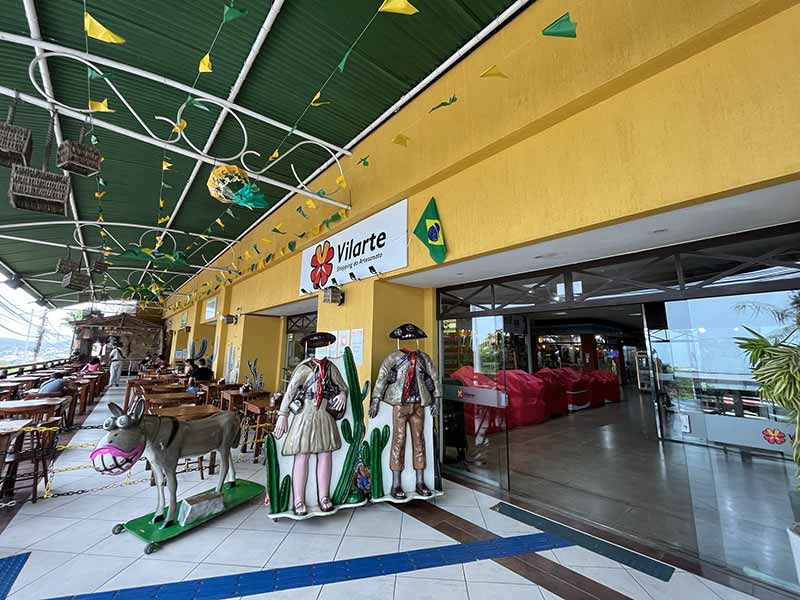 Bonecos com trajes nordestinos na área externa do Shopping Vilarte