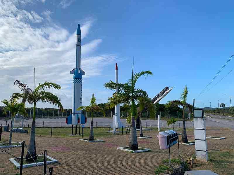 Foguetes e outros itens expostos no jardim da Barreira do Inferno, centro de lançamento de foguetes