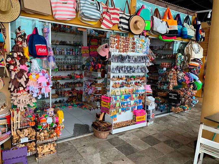 Loja com diversos itens expostos no Centro de Artesanato da Praia dos Artistas